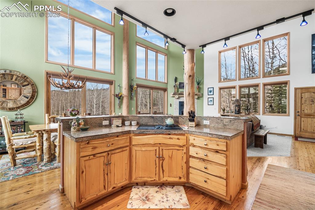 Image 14 of 50: Kitchen