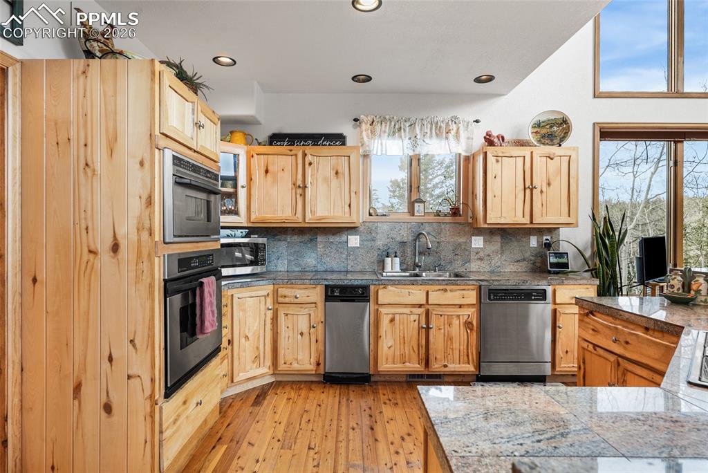 Image 16 of 50: Kitchen