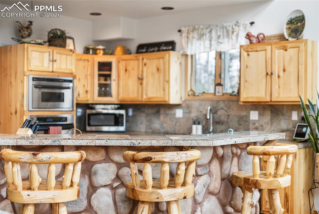 Image 18 of 50: Kitchen