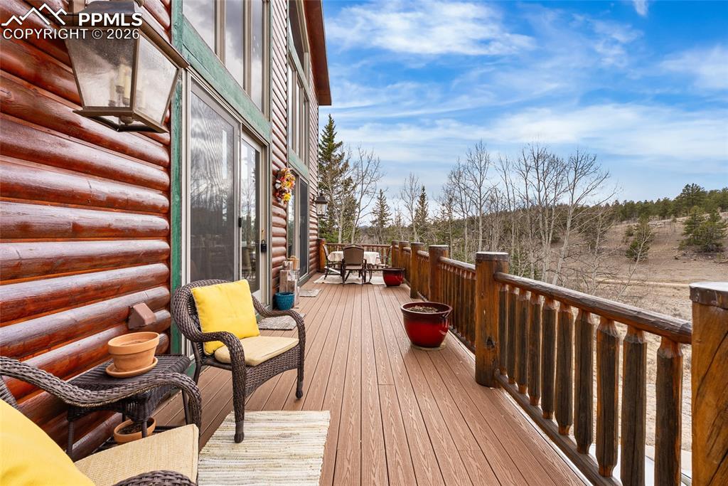 Image 39 of 50: Deck