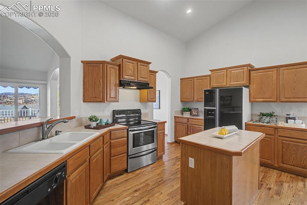 Image 18 of 48: Kitchen