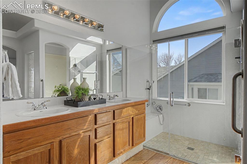 Image 27 of 48: Bathroom