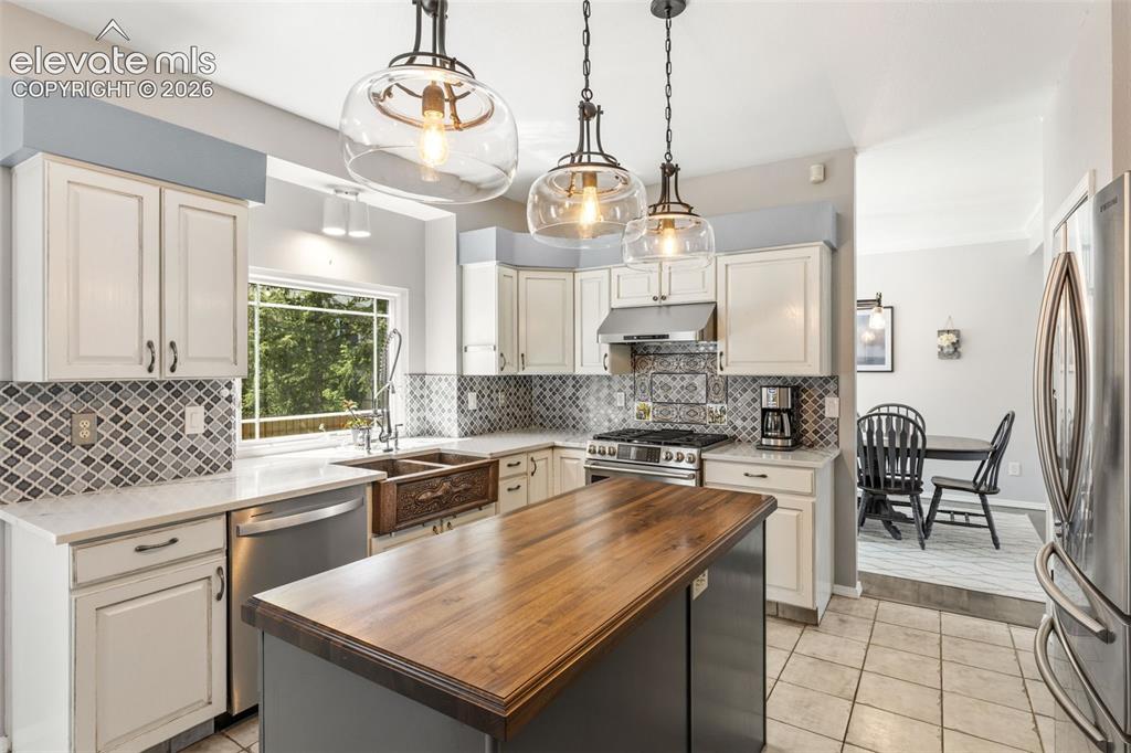 Image 10 of 35: Kitchen