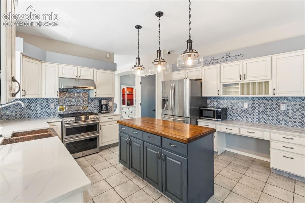 Image 11 of 35: Kitchen