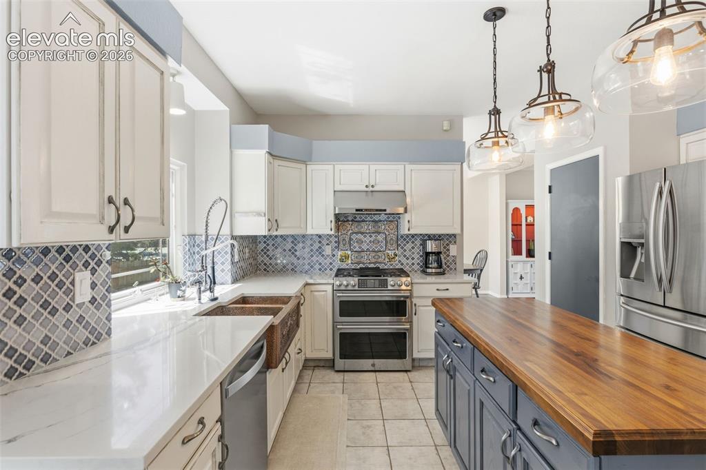 Image 12 of 35: Kitchen