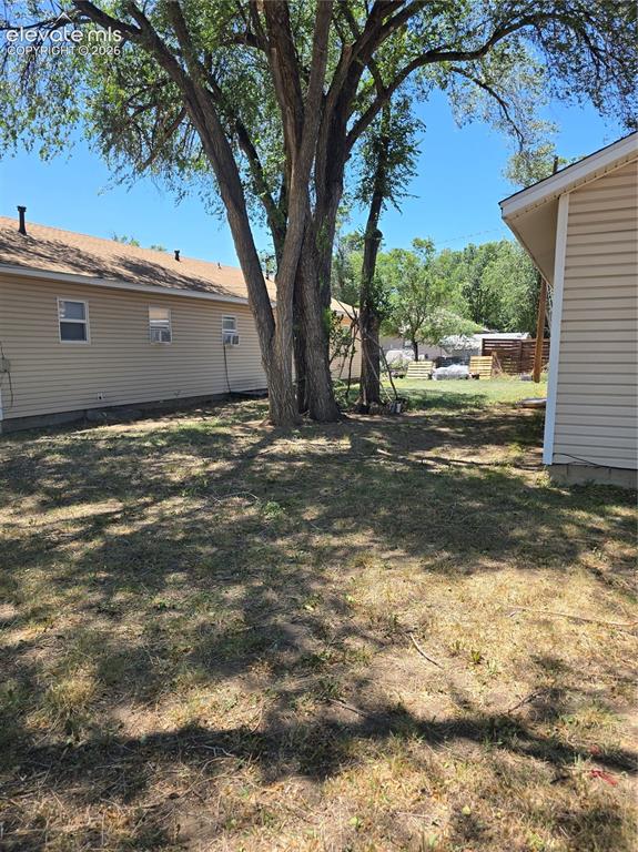 Image 4 of 7: Yard