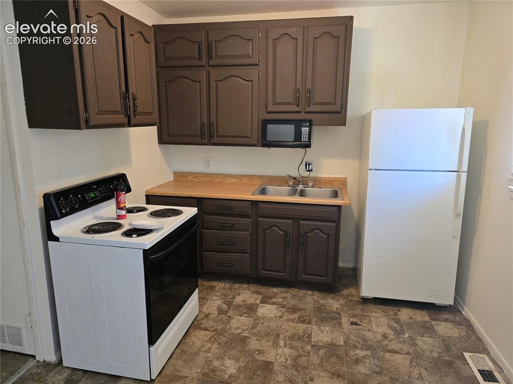Image 5 of 7: Kitchen
