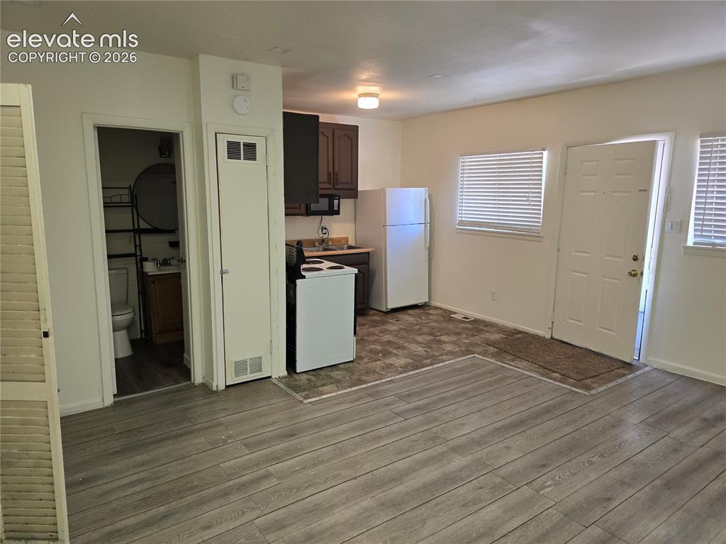Image 7 of 7: Kitchen