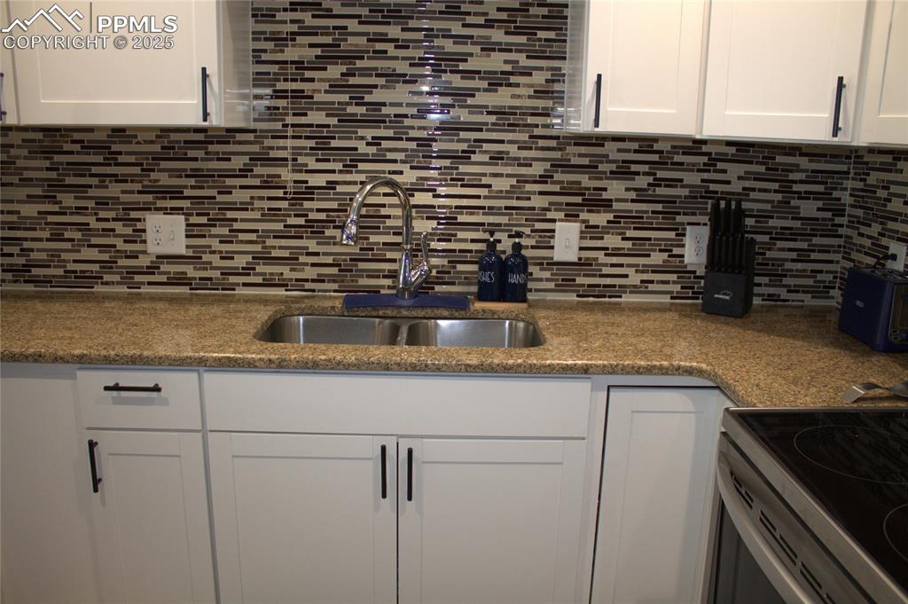 Image 10 of 38: Kitchen
