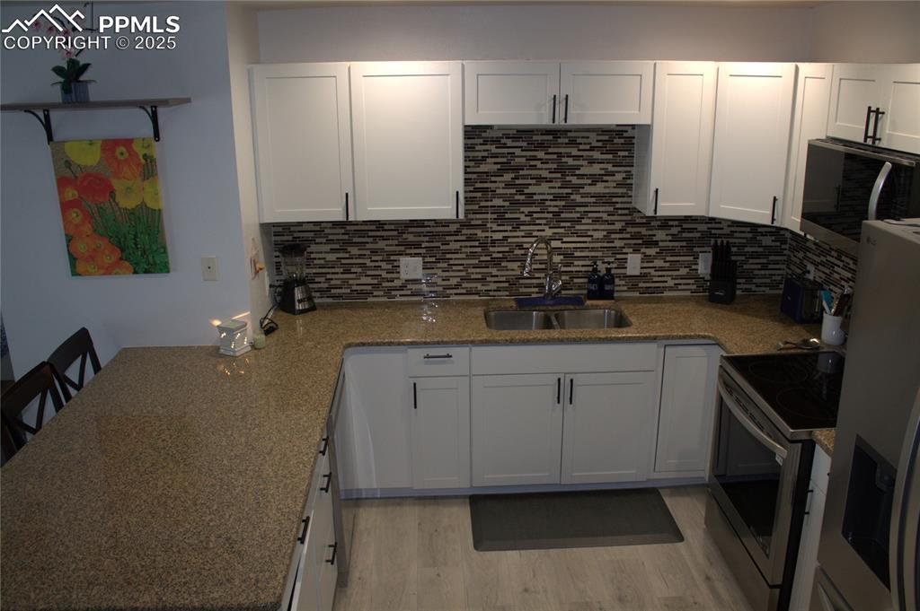 Image 8 of 38: Kitchen
