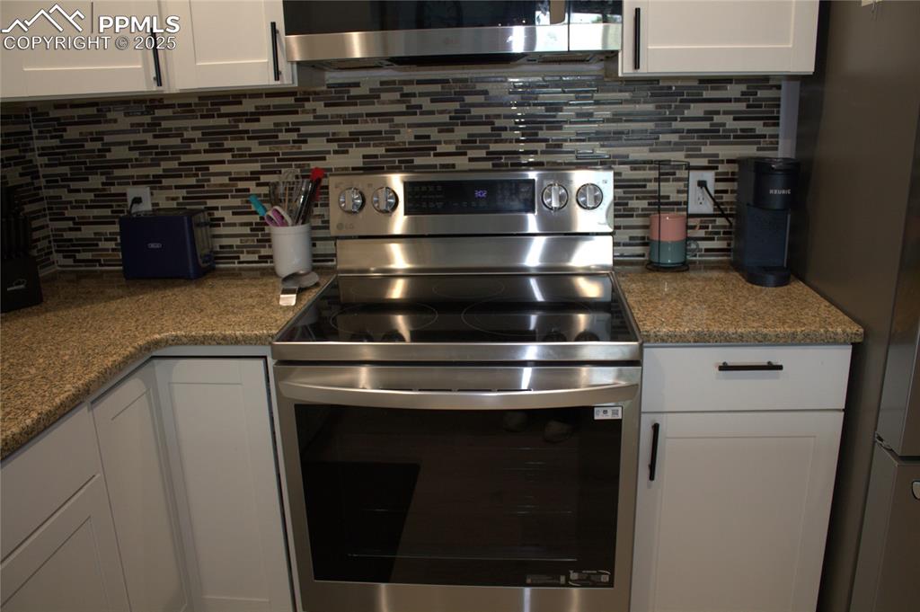 Image 9 of 38: Kitchen