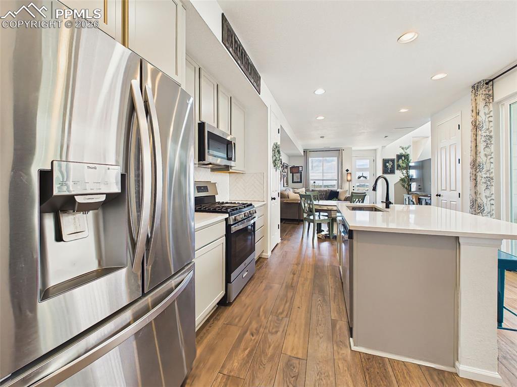 Image 20 of 50: Kitchen