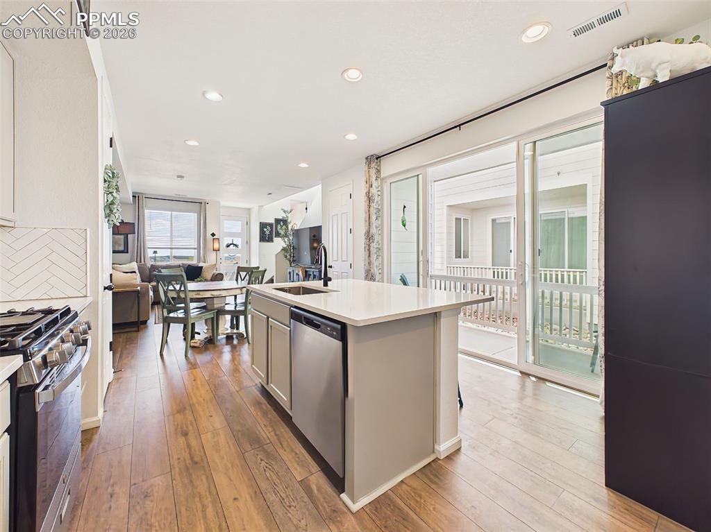 Image 21 of 50: Kitchen