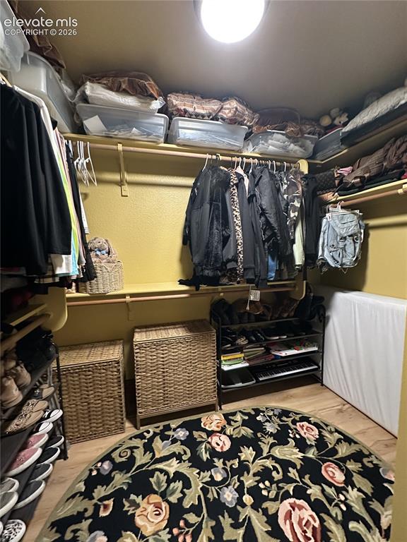 Image 15 of 32: Closet
