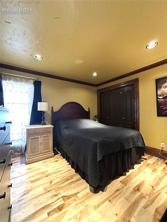 Image 19 of 32: Bedroom