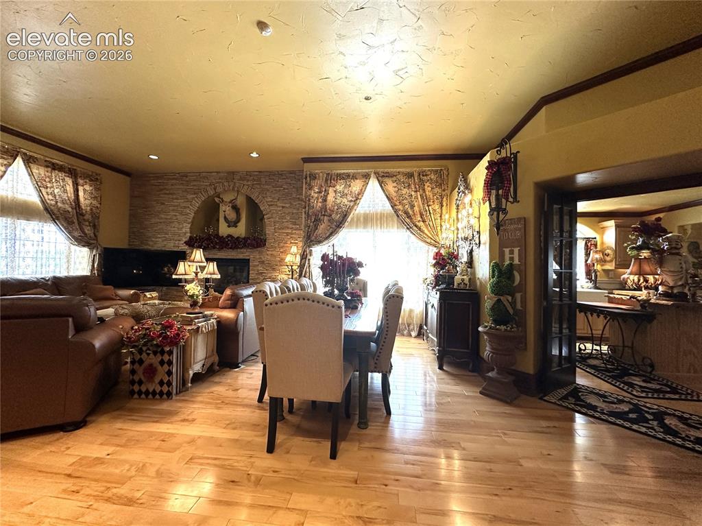 Image 3 of 32: Dining Area