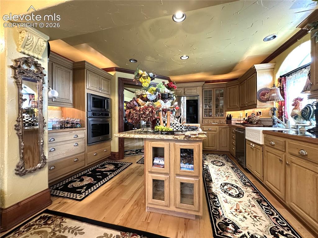 Image 4 of 32: Kitchen