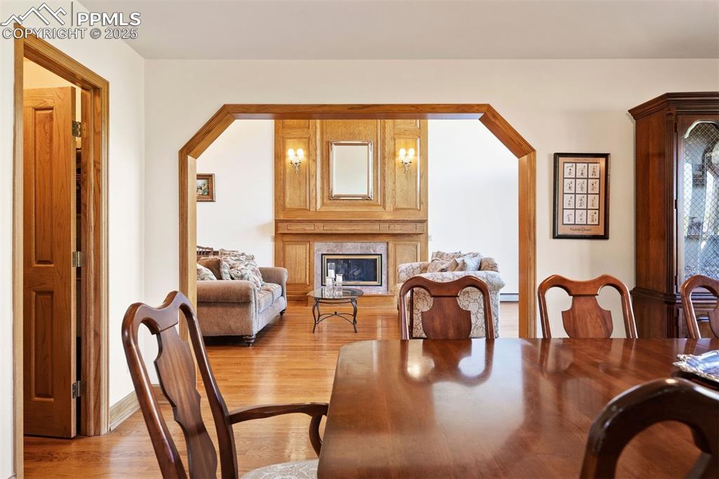 Image 14 of 50: Dining Area
