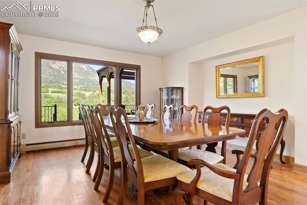 Image 15 of 50: Dining Area