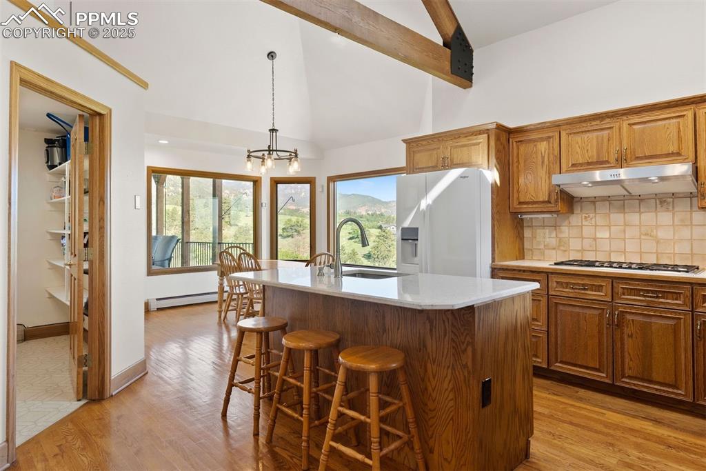 Image 18 of 50: Kitchen
