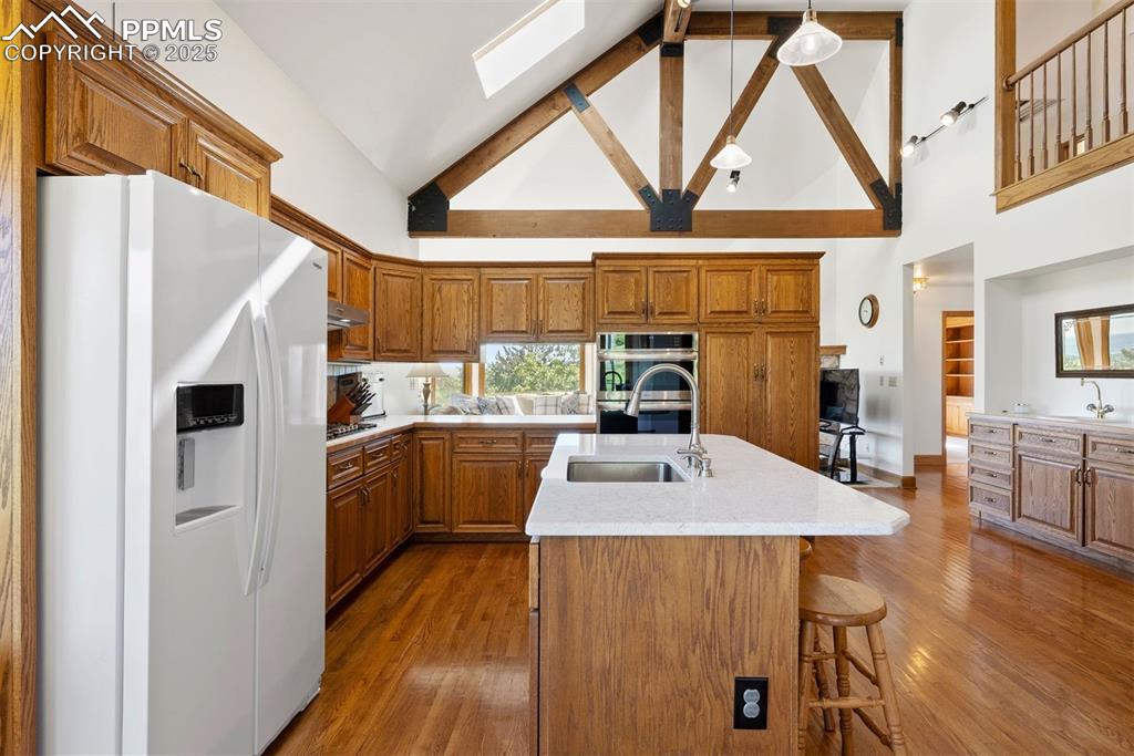 Image 19 of 50: Kitchen