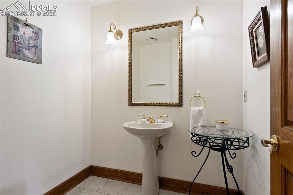 Image 43 of 50: Bathroom