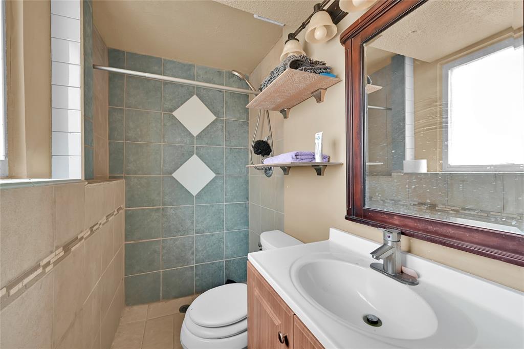 Image 16 of 24: Bathroom