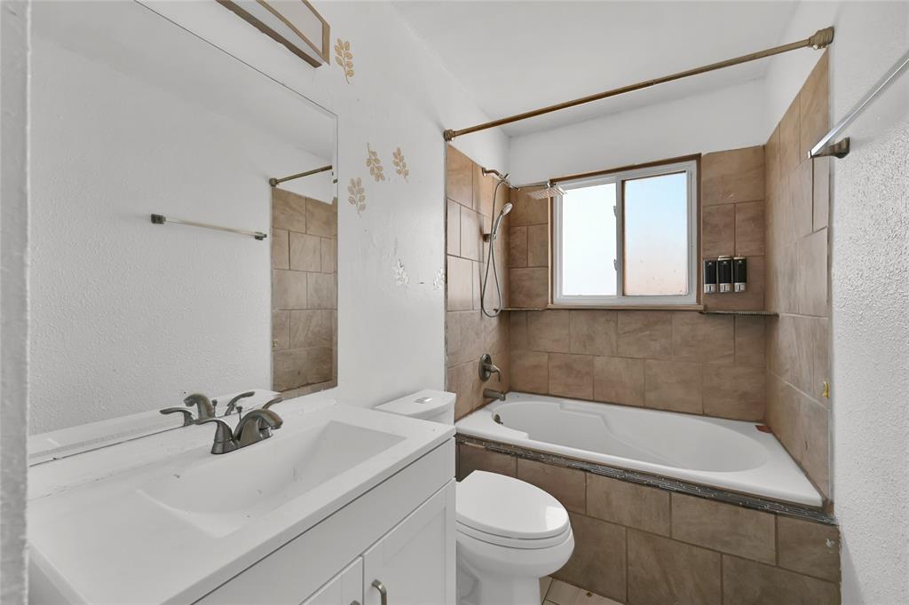 Image 17 of 24: Bathroom