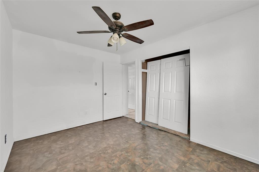 Image 21 of 24: Bedroom