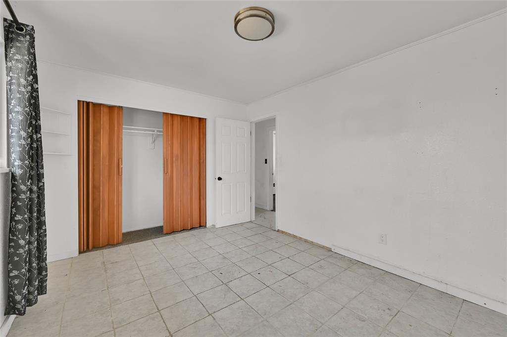 Image 23 of 24: Bedroom