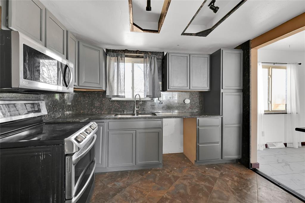 Image 8 of 24: Kitchen