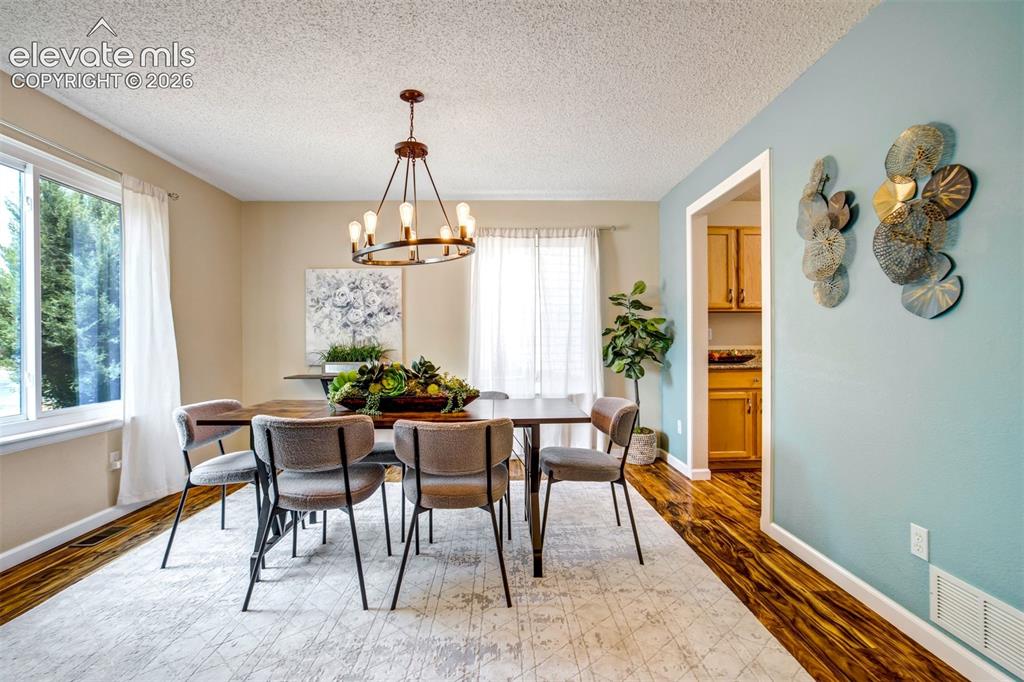 Image 6 of 35: Dining Area