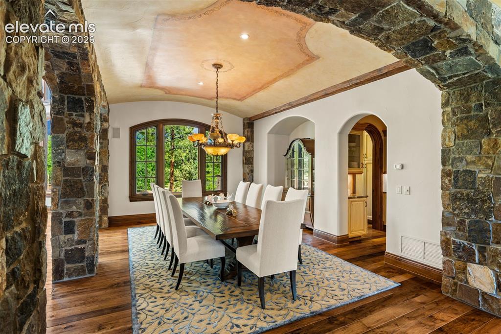 Image 8 of 50: Floorplan Upper