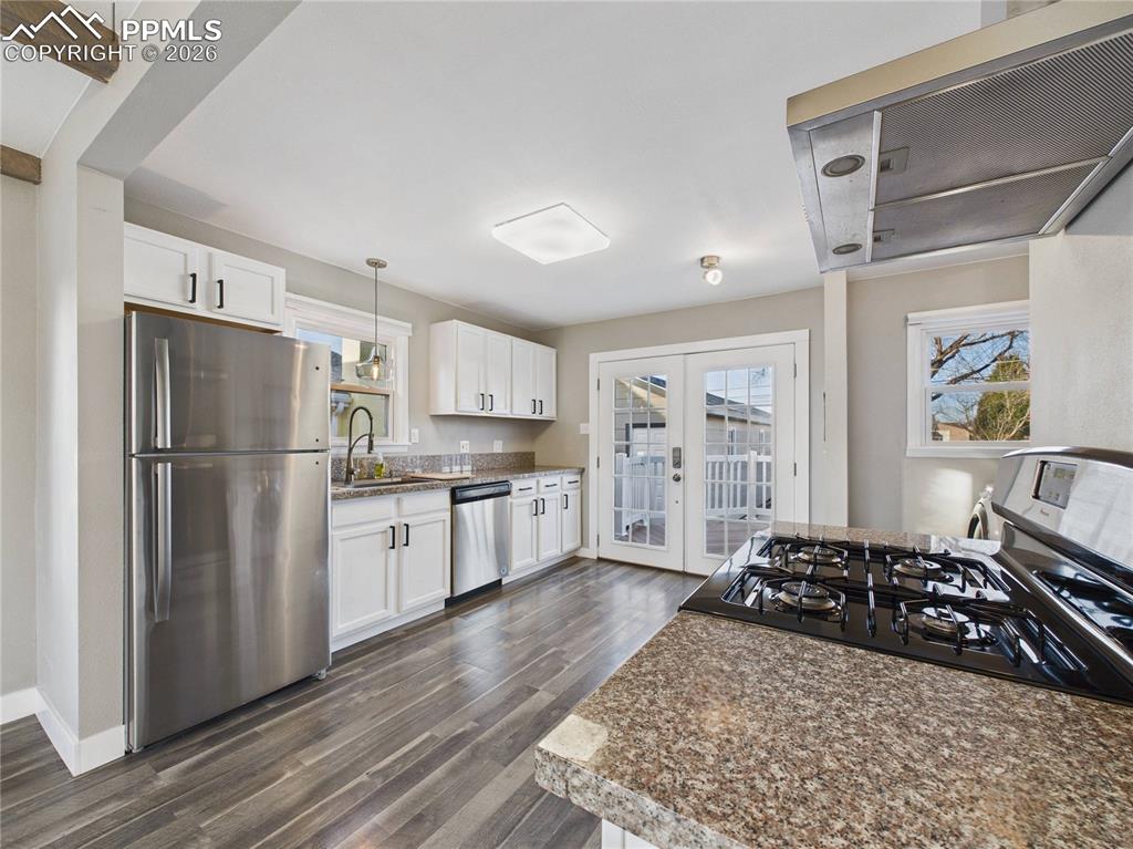 Image 11 of 34: Kitchen