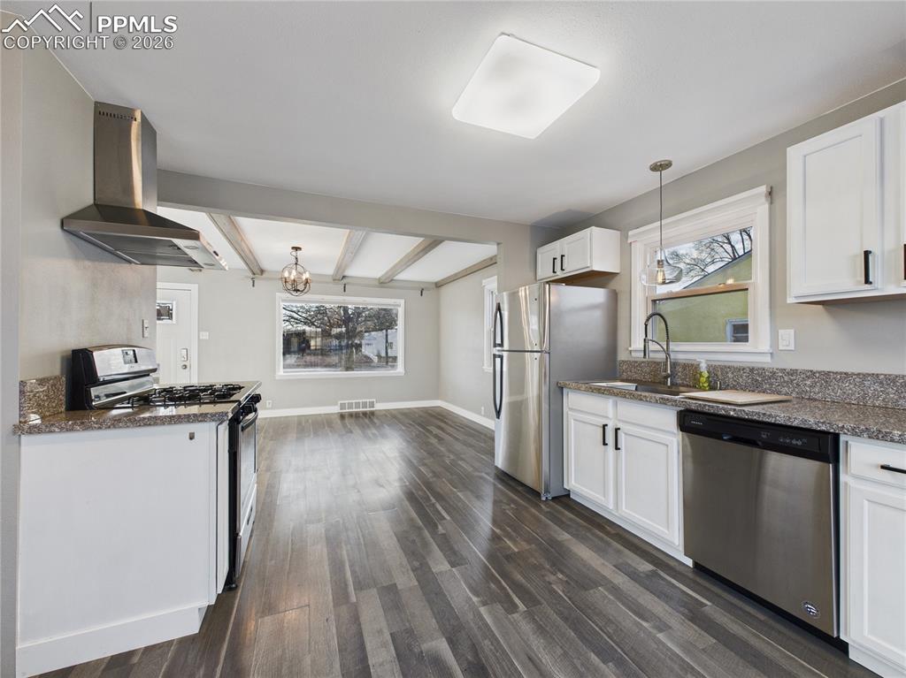 Image 14 of 34: Kitchen