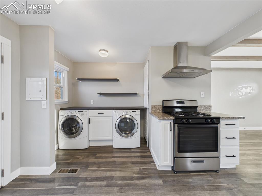 Image 15 of 34: Kitchen