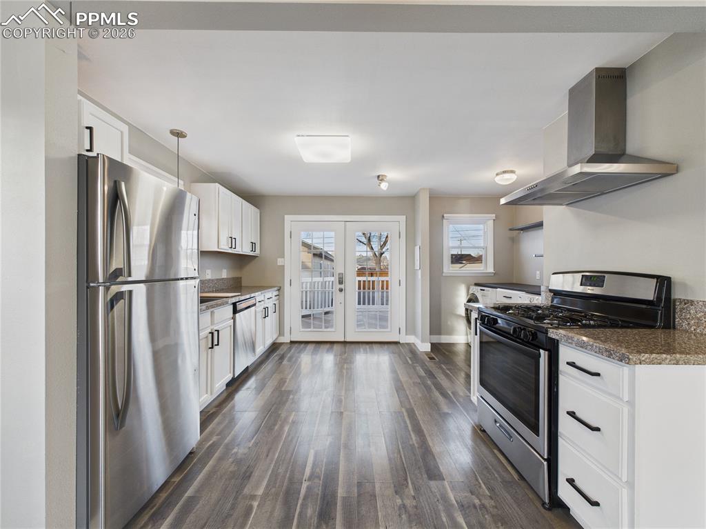 Image 16 of 34: Kitchen