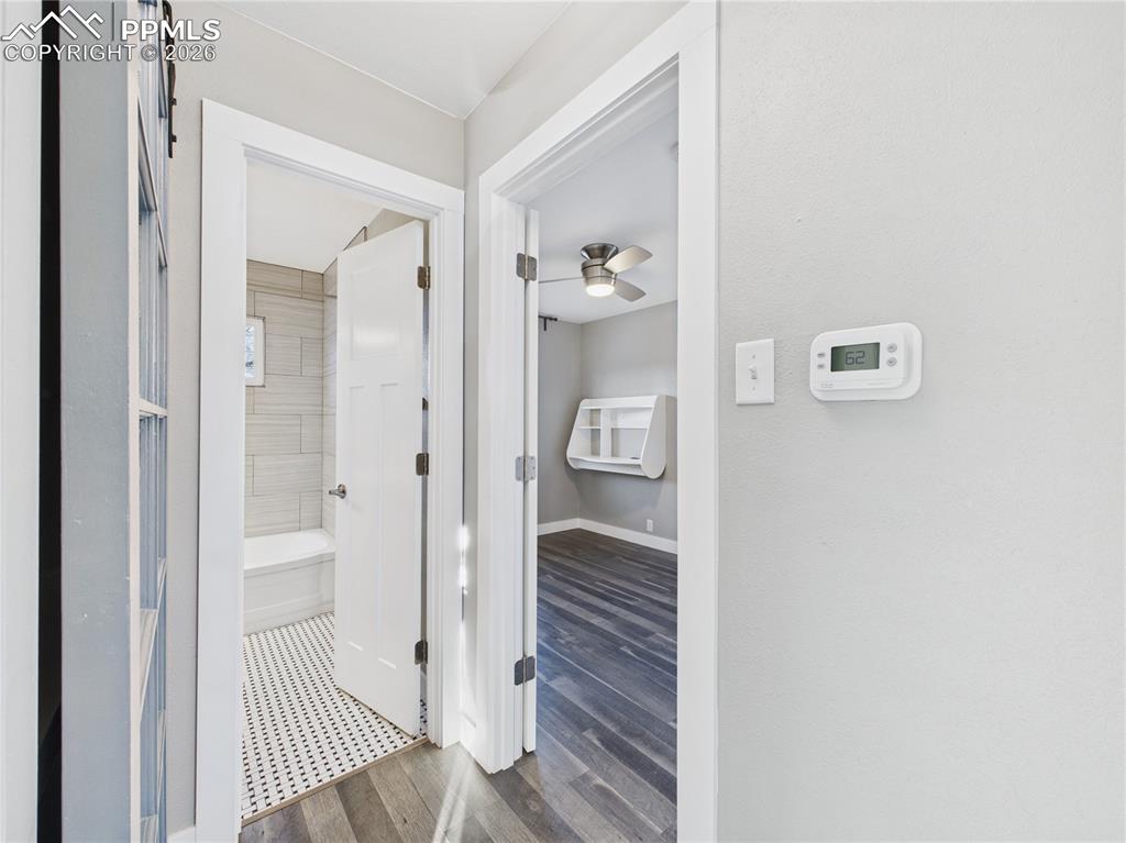 Image 19 of 34: Bathroom