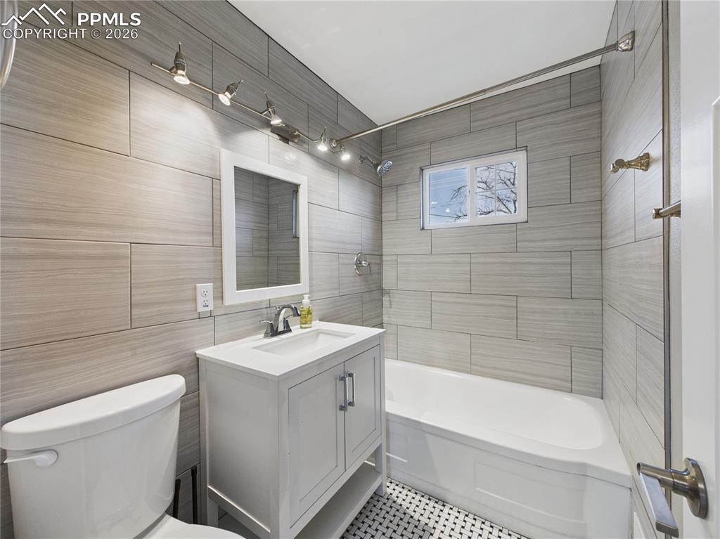 Image 25 of 34: Bathroom