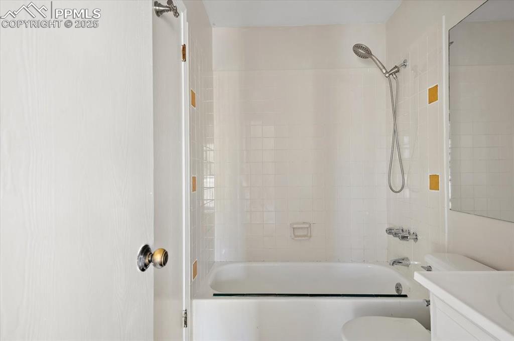 Image 11 of 36: Bathroom