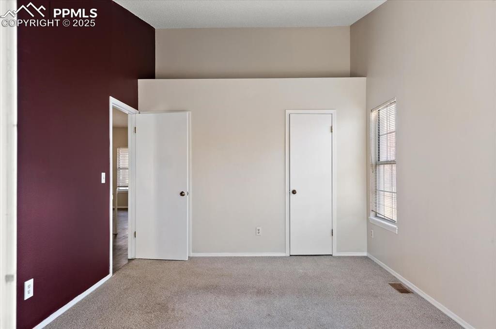 Image 16 of 36: Bedroom