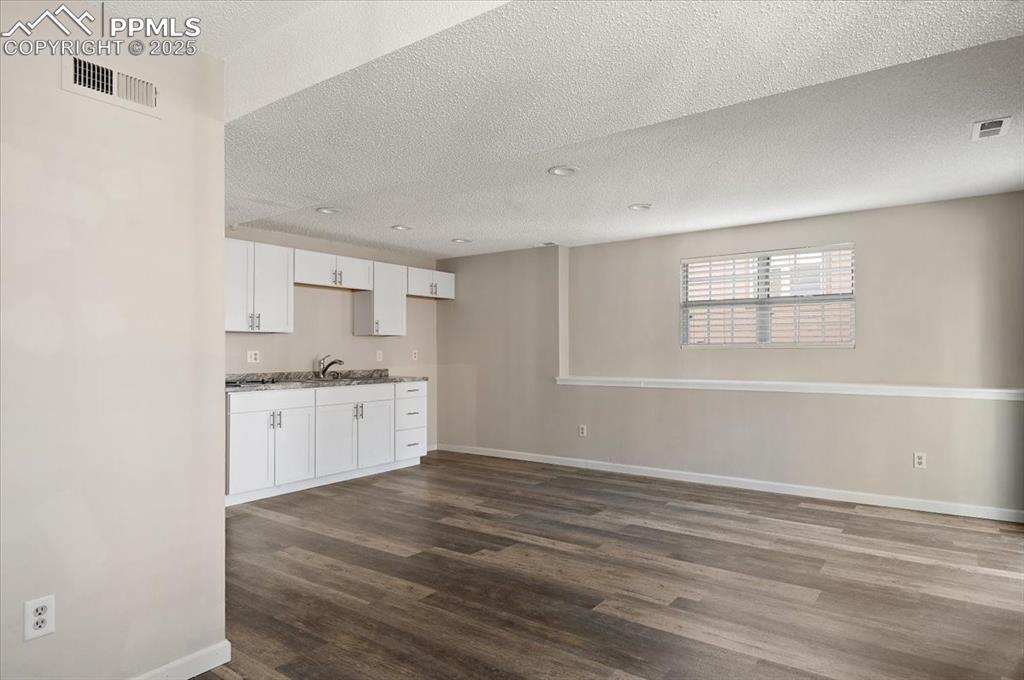 Image 18 of 36: Kitchen