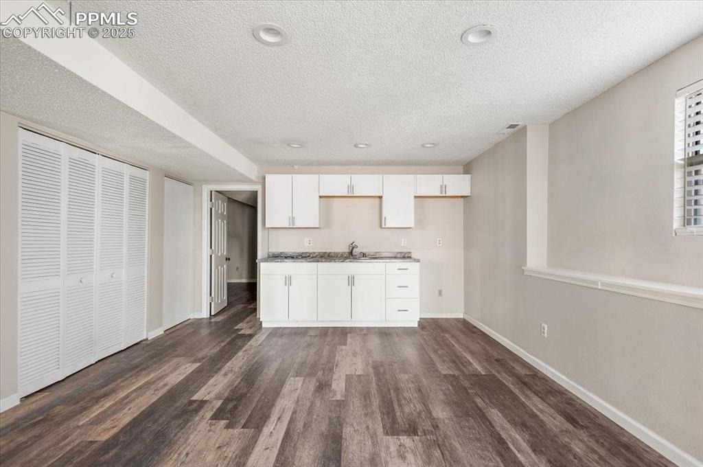 Image 19 of 36: Kitchen