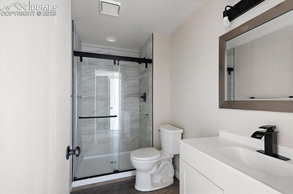 Image 21 of 36: Bathroom