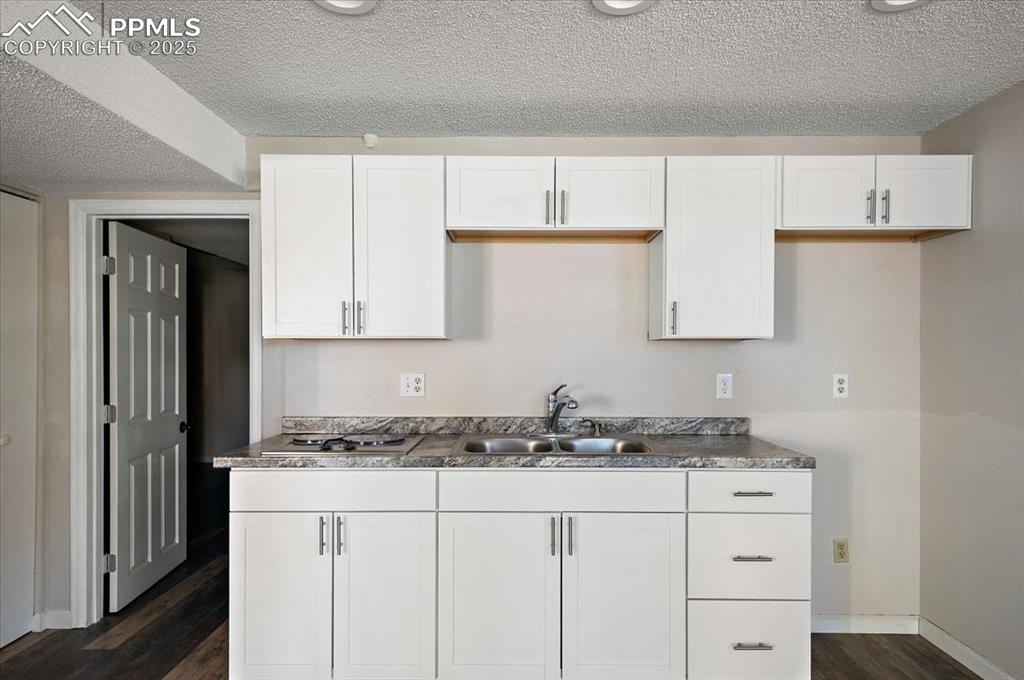 Image 24 of 36: Kitchen