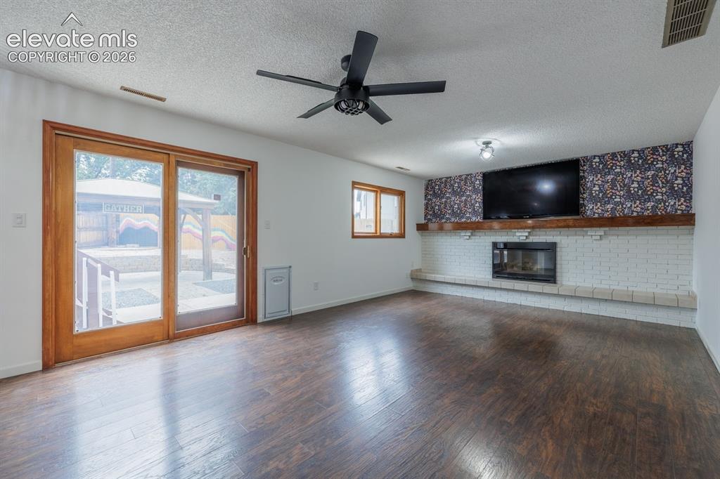 Image 20 of 41: Family Room