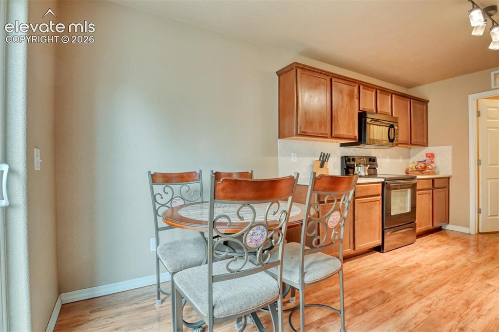 Image 13 of 35: Dining Area