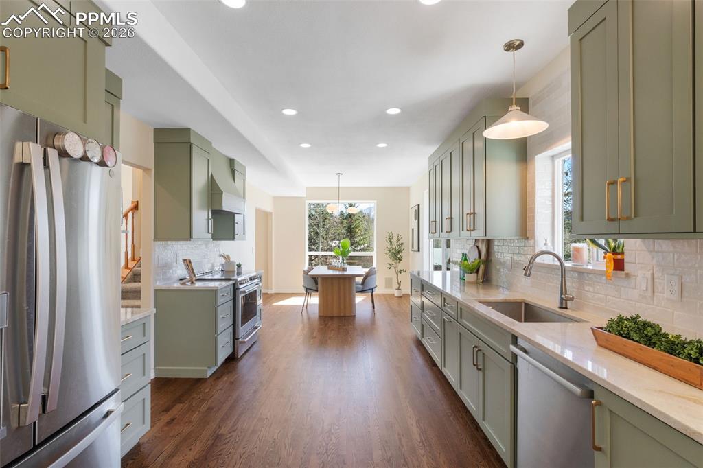 Image 11 of 38: Kitchen