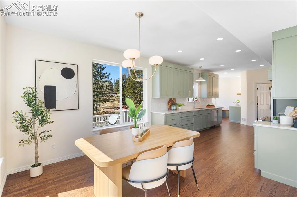 Image 13 of 38: Dining Area