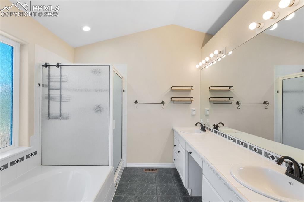 Image 20 of 38: Bathroom